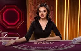 Meja poker Indonesia dengan dealer profesional di platform holang88